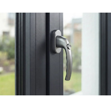 Detail okenní kliky na okně