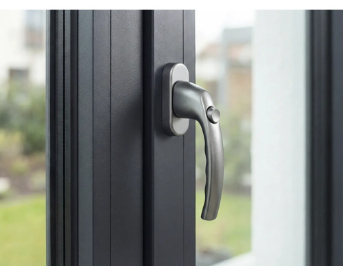 Detail okenní kliky na okně