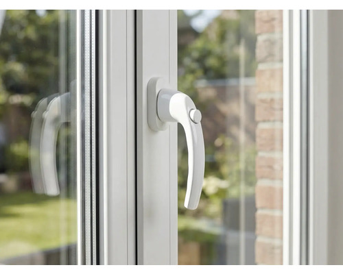 Detail plastového okna s klikou