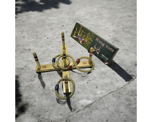 Hra s házením kruhů s dřevěnými cíli a kruhy a balením her