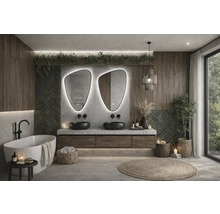 Koupelna s dvojitým umyvadlem, zrcadly, vanou a dekoracemi pro relaxační atmosféru