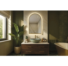 Koupelna s umyvadlem, zrcadlem a rostlinou pro světlé a prostorné prostředí.