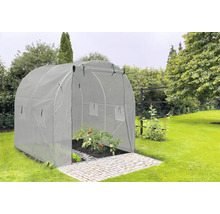 Tunelový skleník na zahradě s rostlinami rajčat