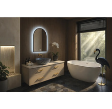 Světlá koupelna s umyvadlem, zrcadlem s osvětlením a volně stojící vanou