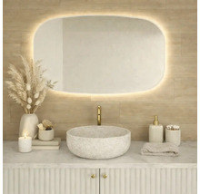 Koupelna s umyvadlem, zrcadlem s osvětlením a doplňky