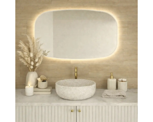 Koupelna s umyvadlem, zrcadlem s osvětlením a doplňky