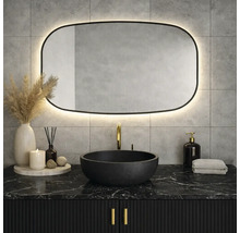 Koupelna s černou umyvadlovou skříňkou, kulatým umyvadlem a osvětleným zrcadlem