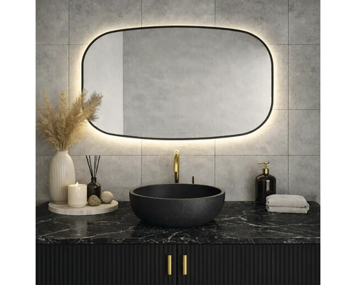 Koupelna s černou umyvadlovou skříňkou, kulatým umyvadlem a osvětleným zrcadlem