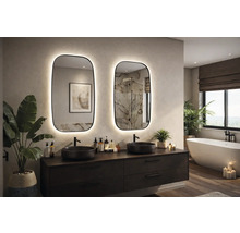 Koupelna s umyvadlovou skříňkou, dvěma umyvadly a dvěma osvětlenými zrcadly