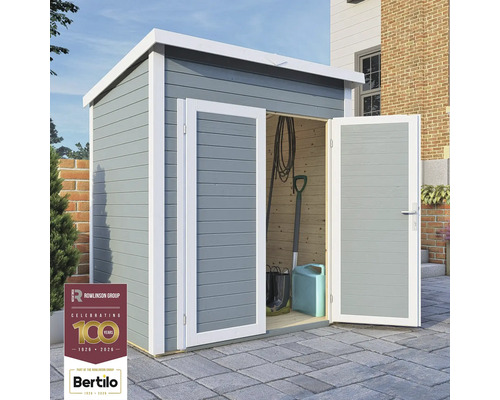 Zahradní kůlna s otevřenými dveřmi, uvnitř zahradní nářadí