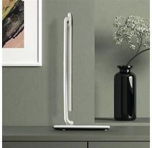 Koupelnový radiátorový sušák ručníků na stole