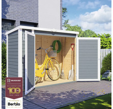 Zahradní domek s otevřenými dveřmi a zahradním nářadím