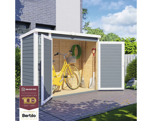 Zahradní domek s otevřenými dveřmi a zahradním nářadím