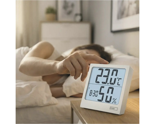 Scéna s vlhkoměrem EMOS na nočním stolku vedle postele
