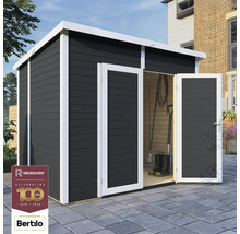 Zahradní domek s otevřenými dvoukřídlými dveřmi pro uskladnění zahradního nářadí