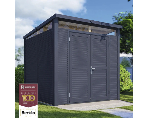 Dřevěná zahradní skříň s dvoukřídlými dveřmi na trávníku