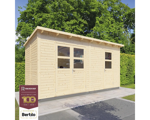 Dřevěný zahradní domek s okny a dveřmi před stromy a logem Rowlinson Group