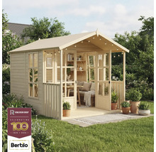 Dřevěný zahradní domek s terasou, nábytkem a okrasnými rostlinami na zahradě