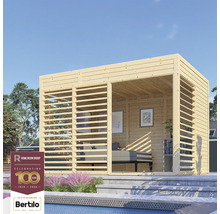 Dřevěný zahradní domek s lamelovými stěnami a interiérem