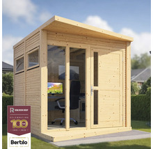 Dřevěný zahradní domek s okny a dveřmi na zahradě