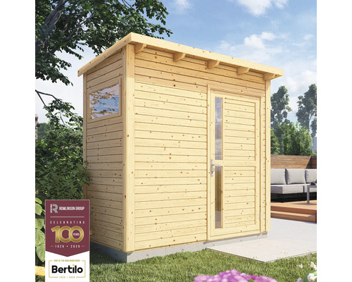 Dřevěný zahradní domek s oknem a dveřmi ve venkovním prostředí