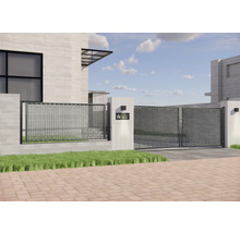 Vjezdová brána z kovu s pletivem před moderním domem