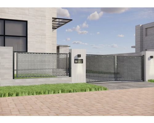 Vjezdová brána z kovu s pletivem před moderním domem