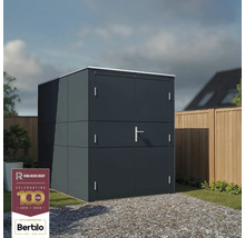 Zahradní skříň s dvoukřídlými dveřmi na štěrkové cestě