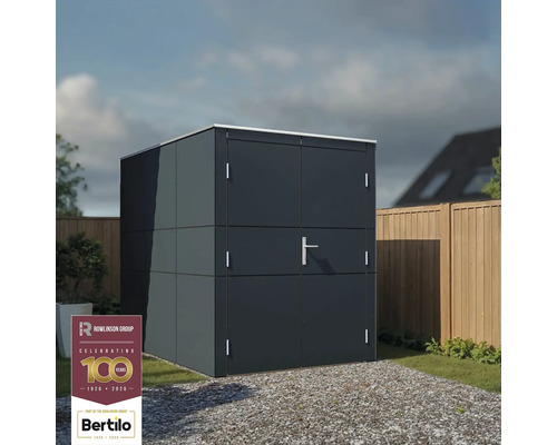 Zahradní skříň s dvoukřídlými dveřmi na štěrkové cestě