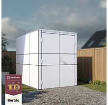 Kovová zahradní skříň na štěrkovém povrchu před zahradou