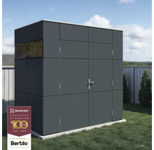 Šedý zahradní domek s oknem a dveřmi na zahradě