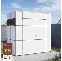 Bílá zahradní kůlna s dveřmi na zahradě