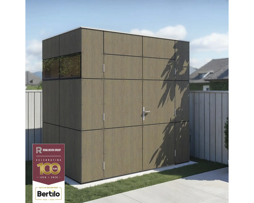 Zahradní skříň ze dřeva s oknem a dveřmi na trávníku