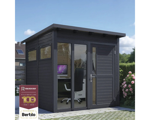 Moderní zahradní domek se skleněnou přední stranou a kancelářským vybavením.