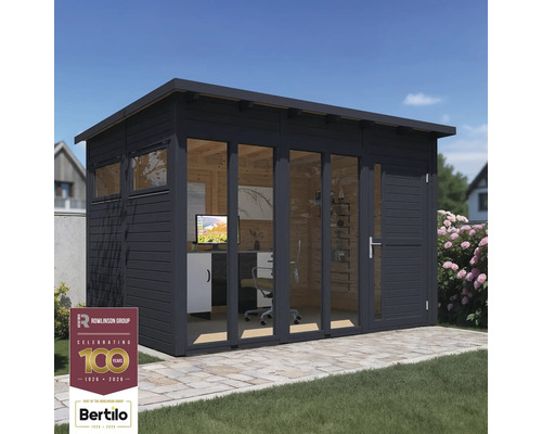 Moderní zahradní kancelář s dřevěným obkladem, velkými skleněnými okny a kancelářským nábytkem