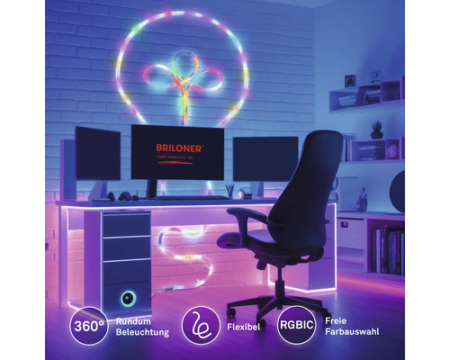 Flexibilní RGBIC LED pásek jako dekorativní 360 stupňové osvětlení na stěně a stole v pracovně s počítačem. Briloner Logo.