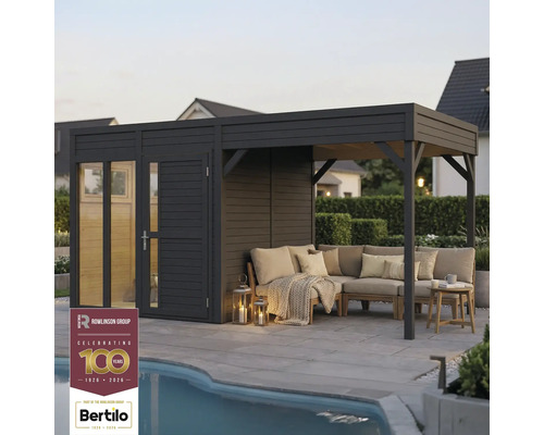 Zahradní domek s posezením a rohovou pohovkou na terase