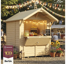 Dřevěný prodejní stánek s nápoji a preclíky pod světelnými řetězy