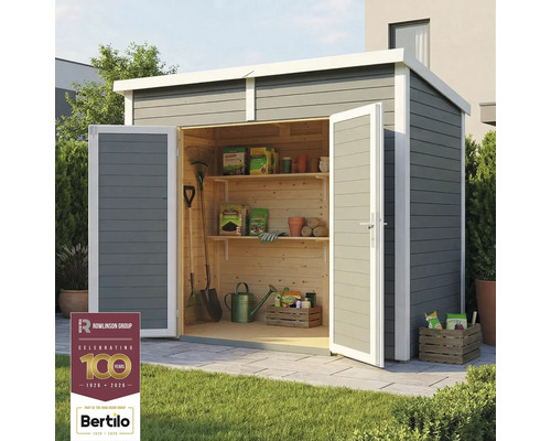 Zahradní kůlna s otevřenými dveřmi, policemi a zahradním nářadím