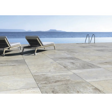 Terasa s dlažbou a lehátky u bazénu s výhledem na moře