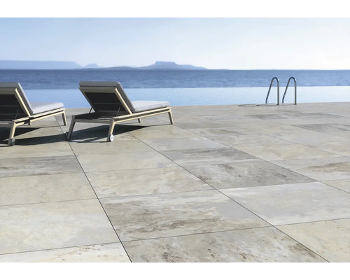 Terasa s dlažbou a lehátky u bazénu s výhledem na moře