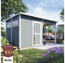 Zahradní domek s terasou a sedícími lidmi na zahradě