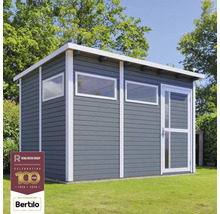 Dřevěný zahradní domek s okny a dveřmi na trávníku