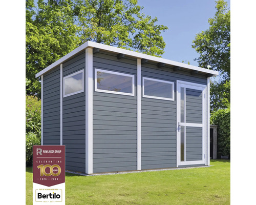 Dřevěný zahradní domek s okny a dveřmi na trávníku