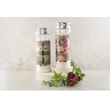 Dva hřbitovní svíčky s křesťanskými motivy, včetně kříže a vzoru růží