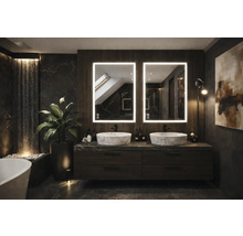 Moderní koupelna s dvojitým umyvadlem, osvětlenými zrcadly a dekorativními prvky