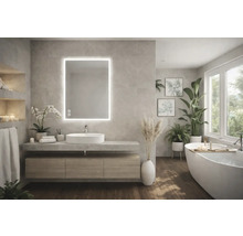 Světlá koupelna s umyvadlem, osvětleným zrcadlem a vanou