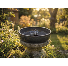 Keramické pítko pro ptáky s ptačími motivy v zahradě