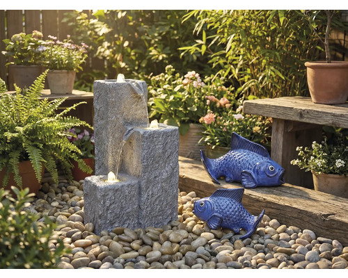 Zahradní scéna s kaskádovou fontánou, okrasnými rybami a rostlinami