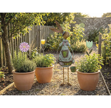 Zahradní scéna s osázenými terakotovými květináči, květinovými zápichy a zahradní dekorací ve tvaru zajíce